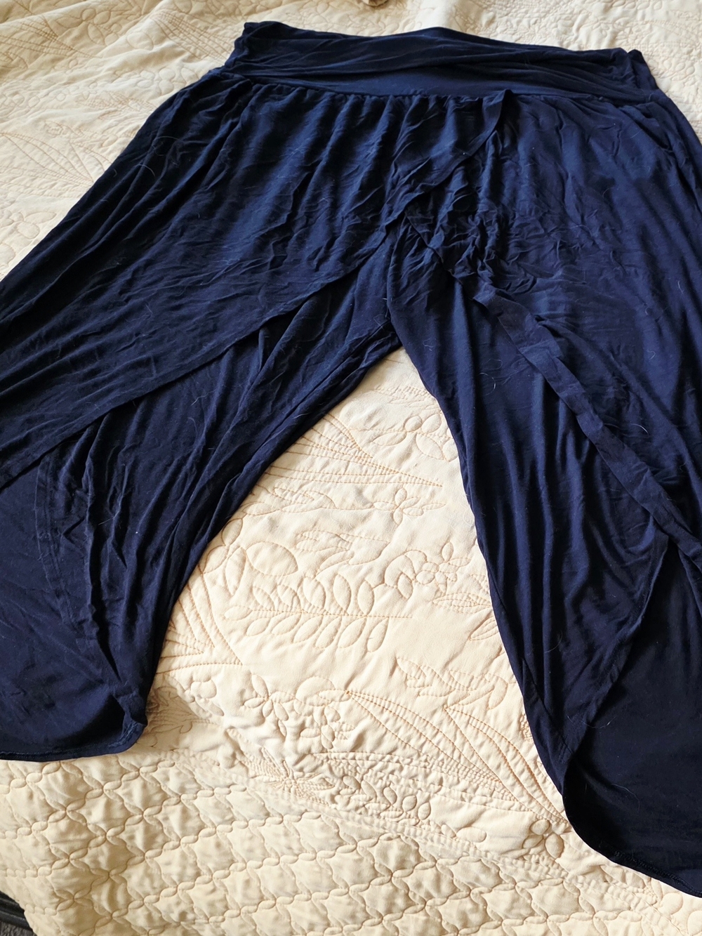 EUC Athleta Black Capris- Tulip Hem Yoga Pants